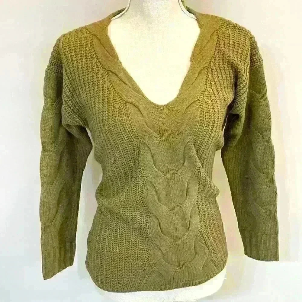 Cable knit sweater with v neck